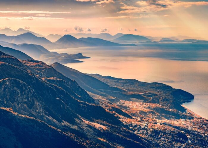 Llogara pas, fly & drive Albanië; Azure Escapes